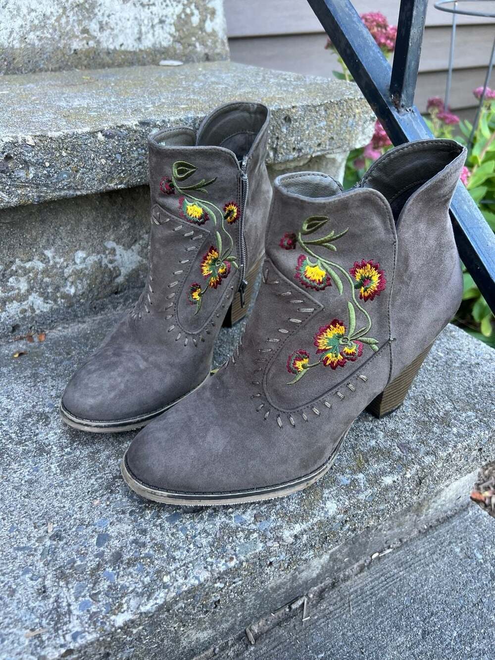 Mia Melrose Size 8.5M Brown Embroidered Ankle Booties